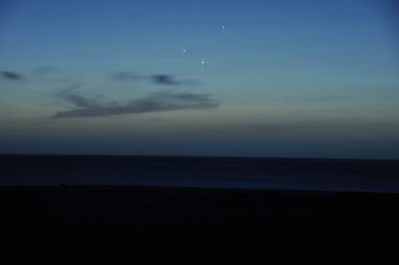 Um raro alinhamento de Jupiter, Venus e Mercurio nos sauda no extremo norte da América do Sul, a península La Guajira, na Colômbia